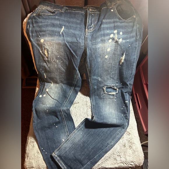 Distressed jeans - Picture 2 of 3